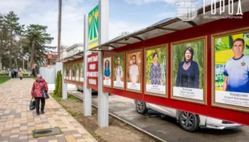 чьи фото висят на Доске почета у администрации Крымского района