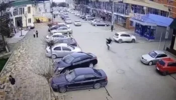 Дети гоняют на мотоциклах по Крымскому району