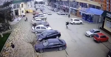 Дети гоняют на мотоциклах по Крымскому району