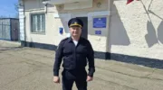 В Крымске полицейский вытащил пенсионера из горящего дома