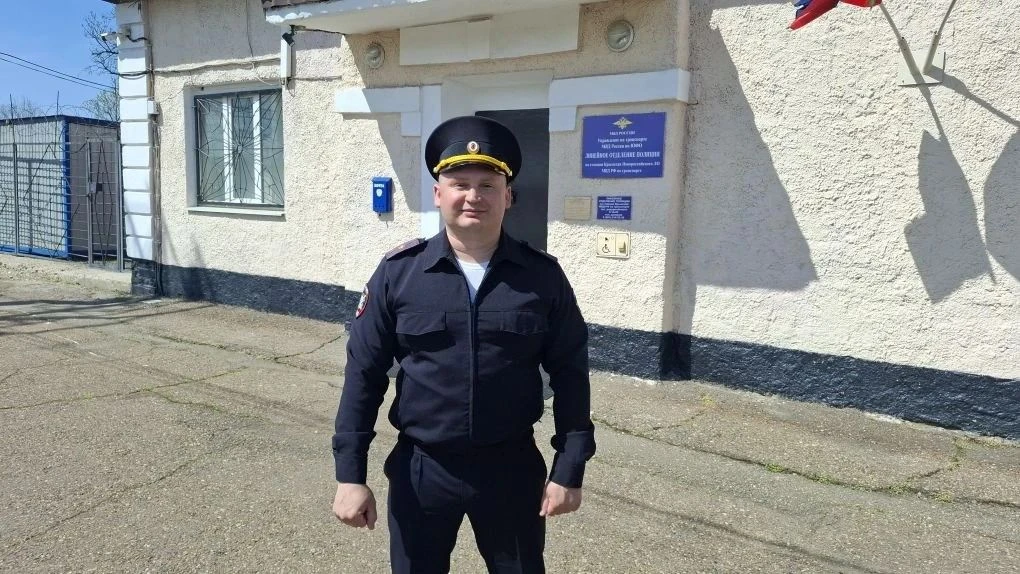 В Крымске полицейский вытащил пенсионера из горящего дома