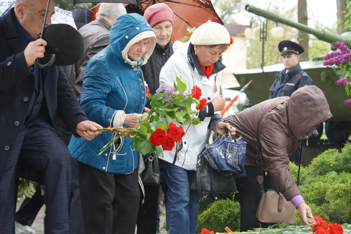 Крымчане возложили цветы к Вечному огню в день 83-й годовщины освобождения