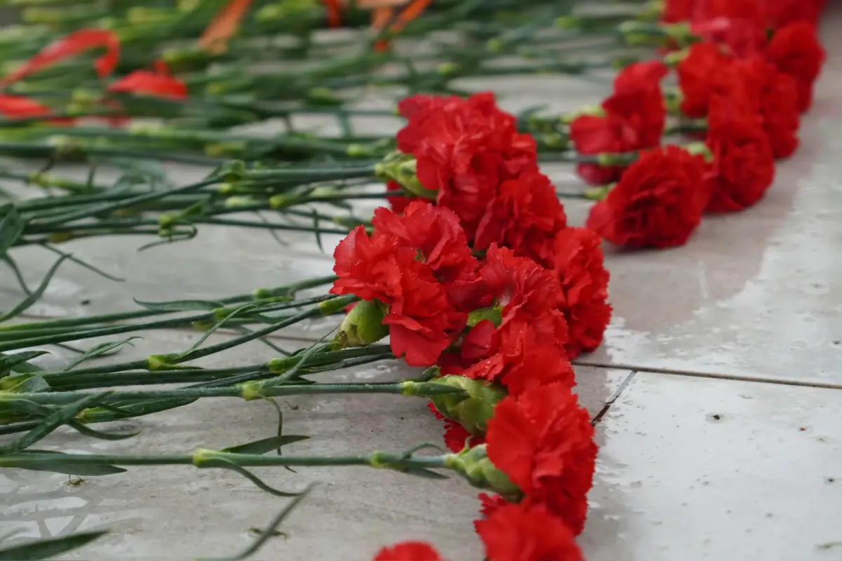Крымчане возложили цветы к Вечному огню в день 83-й годовщины освобождения