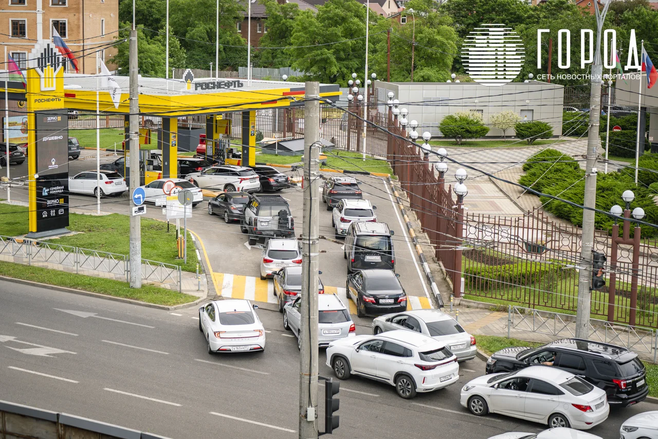 Нет бензина на больше половине АЗС Крымского района