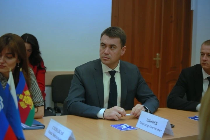 Александр Ниниев согласован на должность главы Крымского района